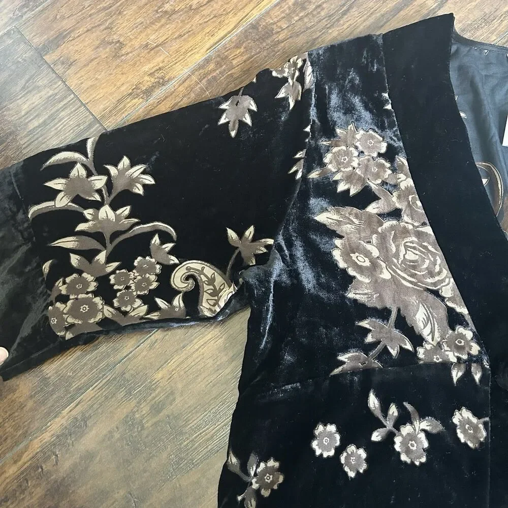 Aris A. boho sleeve out